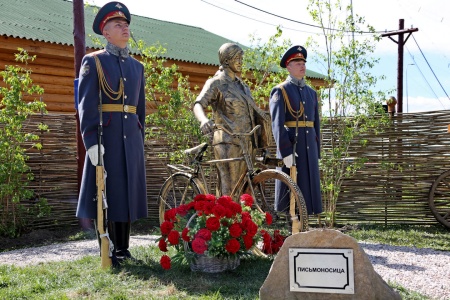 Торжественно открыт памятник Письмоносице