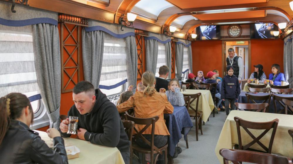 "Спецбуфет" в вагоне-ресторане ретропоезда на платформе "АРМИ"