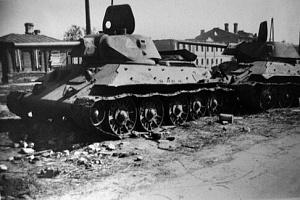 Колонна танков Т-34 Сталинградского тракторного завода в освобожденном населенном пункте в годы Великой Отечественной войны