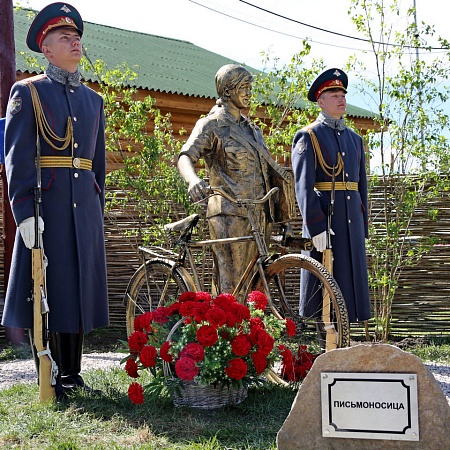Торжественно открыт памятник Письмоносице