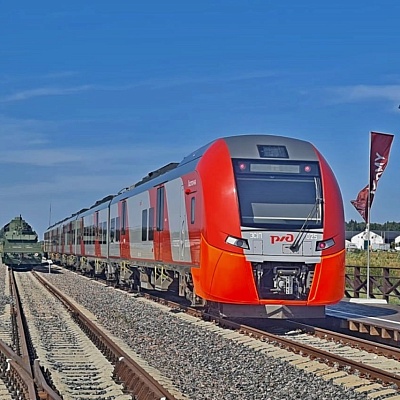 Поезд "Ласточка" привёз первых пассажиров в парк Патриот