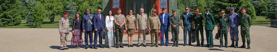 Иностранные военные атташе посетили парк "Патриот"