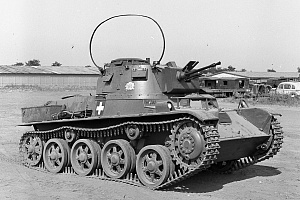 Командирский танк Толди с радиоантеной на башне