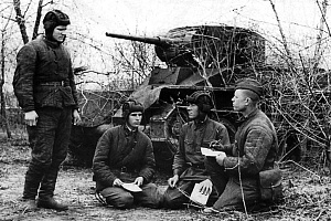 Танкиста Павла Шиткина принимают в комсомол. На заднем плане танк БТ-5 из 133-й танковой бригады ЮЗФ, апрель 1942 г. (РГАКФД).