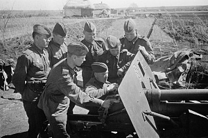 Артиллеристы-гвардейцы Воронежского фронта во время обучения у своей пушки ЗиС-3