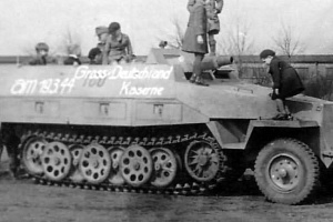 Брошенную БРМ Sd.Kfz.251.9 осматривают местные жители 1944г