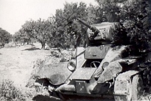 Танк БТ-5 республиканских сил в роще оливковых деревьев, 1937г.
