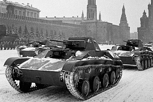 Танки Т-60 на параде на Красной Площади. 7 ноября 1941г. в Москве.