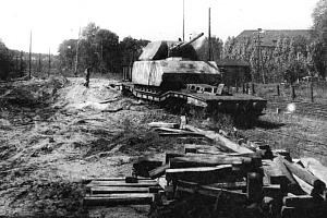 Немецкий сверхтяжелый танк «Мышь» на специальной железнодорожной платформе перед отправкой в СССР